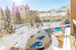 um resort na neve com uma piscina em Highlands Lodge 302 em Beaver Creek