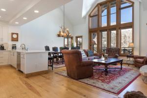 cocina y sala de estar con sofá y mesa en Villa Montane #212 en Beaver Creek