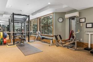 un gimnasio con varias cintas de correr y equipo cardiovascular en Villa Montane #212 en Beaver Creek