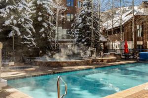 - une piscine avec deux fontaines devant un bâtiment dans l'établissement Villa Montane #212, à Beaver Creek