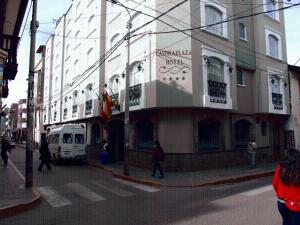 un edificio en la esquina de una calle de la ciudad en Casona Plaza Hotel Puno, en Puno