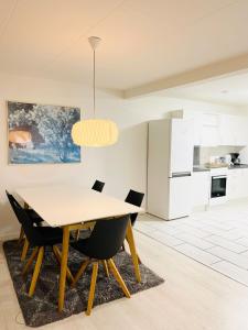 a kitchen and dining room with a table and chairs at Scandinavian House Hotel-Lunden- Central 3 bedroom house in Horsens