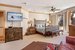 Tempat tidur dalam kamar di Beaver Creek Lodge 421