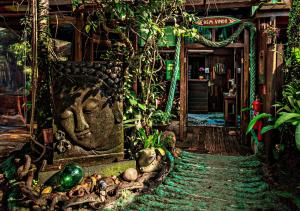 a room with a statue of a head and plants at Grajagan Surf Resort in Ilha do Mel