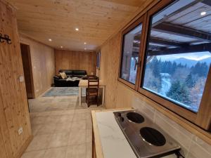 Kuchyň nebo kuchyňský kout v ubytování Alpine 1 bed Chalet with beautiful views