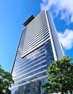 ein hohes Gebäude mit vielen Fenstern in der Unterkunft Apartamento comfortável, ótima localização in Recife