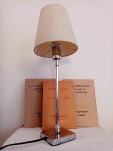eine Lampe auf einem Tisch mit drei Büchern in der Unterkunft Badacsonyi magán szállas in Badacsonytomaj
