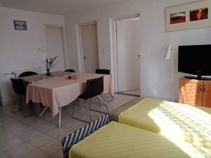 a room with a table and chairs and a bed at Badacsonyi magán szállas in Badacsonytomaj