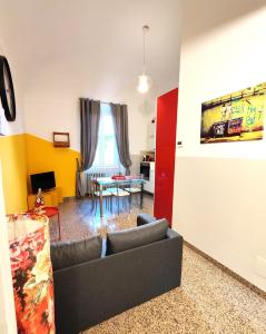 ein Wohnzimmer mit einem Sofa und einem Tisch in der Unterkunft Appartamento Al Novecento Novi in Novi Ligure
