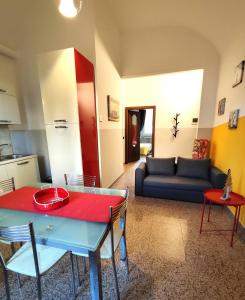 sala de estar con mesa y sofá en Appartamento Al Novecento Novi, en Novi Ligure