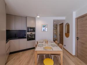 Kuchyňa alebo kuchynka v ubytovaní Bel appartement tout équipé proche des pistes - FR-1-563-131