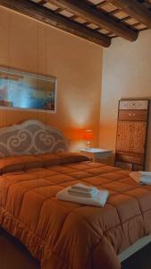 1 dormitorio con 1 cama grande de color naranja en una habitación en Le dimore di Gió, en Trapani