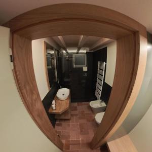 ヴァルドッビアーデネにあるBorgo Cortivi b&bのバスルーム(洗面台、トイレ付)が備わります。