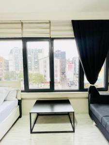 ein Wohnzimmer mit einem Sofa und einem Fenster in der Unterkunft Apart 71 in Istanbul