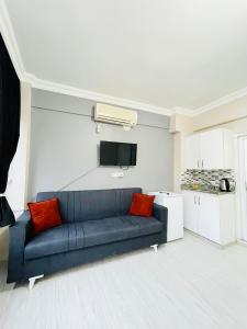 A seating area at Apart 71