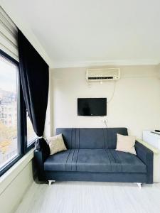 A seating area at Apart 71