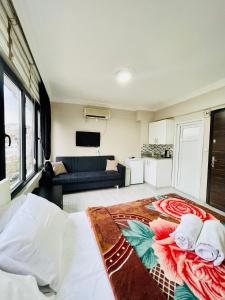 A seating area at Apart 71