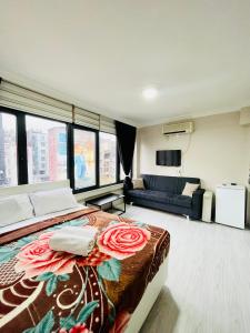 una camera con un grande letto e un divano di Apart 71 a Istanbul