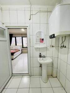 ein weißes Badezimmer mit einem Waschbecken und einem Spiegel in der Unterkunft Apart 71 in Istanbul