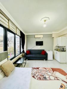 un soggiorno con letto e divano di Apart 71 a Istanbul