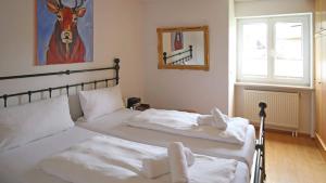 - 2 lits jumeaux dans une chambre avec fenêtre dans l'établissement Ferienwohnung am Rotbach, à Sonthofen