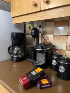 encimera de cocina con cafetera en Elena's House, en Tríkala