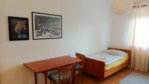 Habitación pequeña con cama y mesa en Gasthaus Teveli, en Kroatisch Geresdorf