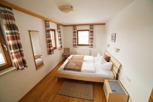 Oberstockachhof في شفينداو: غرفة نوم بسرير في غرفة