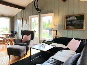 sala de estar con sofá y mesa en Beautifull cottage, en Tisleidalen