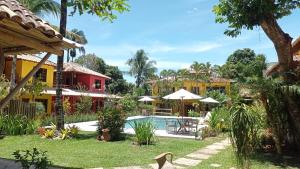 a view of the courtyard of a house with a swimming pool at Machê Pousada & Boutique - A mais charmosa de Arraial D ajuda in Arraial d'Ajuda