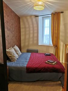 Ένα ή περισσότερα κρεβάτια σε δωμάτιο στο Les Gîtes de l'Hermine Athée