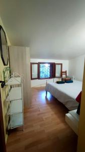 een slaapkamer met een bed, een ladder en een raam bij Welcome, Bienvenue, Chez Charly! in Nébian