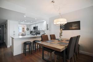 可可比奇Fully Updated, Ground Floor, Poolside With Great Ocean View - Unit 49!的厨房以及带桌椅的用餐室。