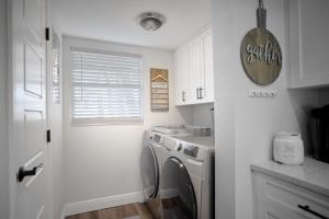 مطبخ أو مطبخ صغير في Fully Updated, Ground Floor, Poolside With Great Ocean View - Unit 49!