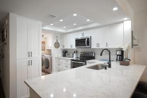 مطبخ أو مطبخ صغير في Fully Updated, Ground Floor, Poolside With Great Ocean View - Unit 49!