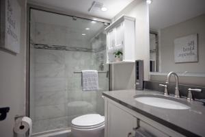 حمام في Fully Updated, Ground Floor, Poolside With Great Ocean View - Unit 49!