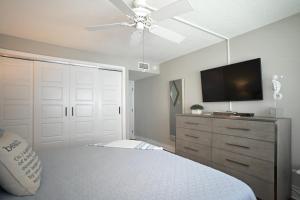 تلفاز و/أو أجهزة ترفيهية في Fully Updated, Ground Floor, Poolside With Great Ocean View - Unit 49!