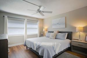 سرير أو أسرّة في غرفة في Fully Updated, Ground Floor, Poolside With Great Ocean View - Unit 49!