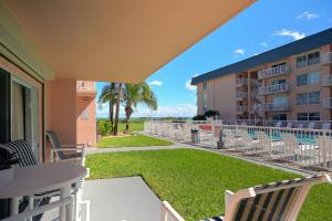شرفة أو تراس في Fully Updated, Ground Floor, Poolside With Great Ocean View - Unit 49!