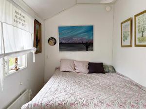 een slaapkamer met een bed in een kleine kamer bij Holiday home VÄDDÖ III in Väddö