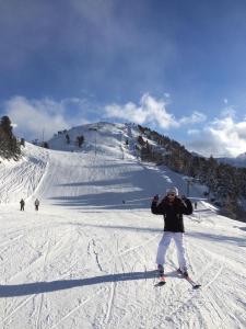 クランにあるChalet Crans-Montanaの雪上のスキー場乗り