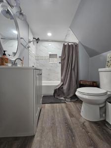 Koupelna v ubytování Gorgeous A-Frame on Cedar Lake + 45 fotografií