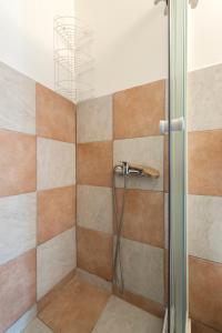 uma casa de banho com um chuveiro e uma porta de vidro em Barbarosa Sweet Dream 3 em Budapeste