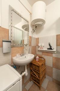 uma casa de banho com um lavatório e um espelho em Barbarosa Sweet Dream 3 em Budapeste