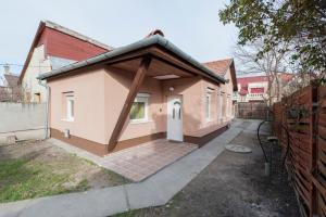 uma pequena casa com uma porta num quintal em Barbarosa Sweet Dream 3 em Budapeste