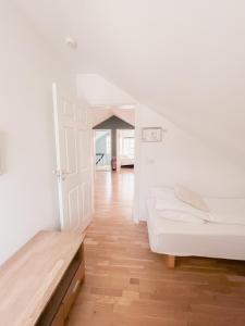 Letto o letti in una camera di Gamli Skólinn Húsavík