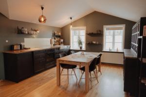 Cucina o angolo cottura di Gamli Skólinn Húsavík
