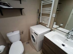 uma casa de banho com um WC branco e um lavatório. em El Rincón de la Gavia em Madrid
