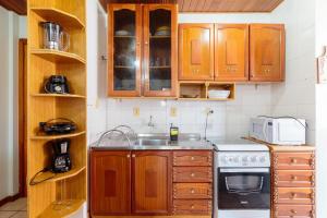 A cozinha ou cozinha compacta de Belo apto a menos de 3 min da praia RRB203