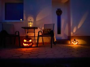 a room with halloween pumpkins and a table and a table with at Komfortný apartmán s bazénom a súkromným parkoviskom-NONSTOP Check-in in Banská Bystrica